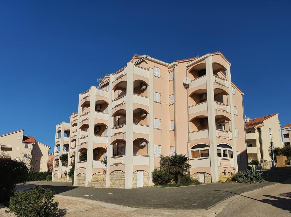 Apartments Coral Novalja Exterior foto